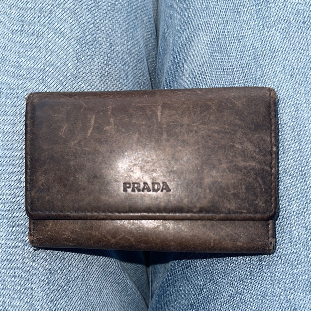 Prada Milano smooth Brown Leather 6 key holder missing 2 teeth - Picture 1 of 11